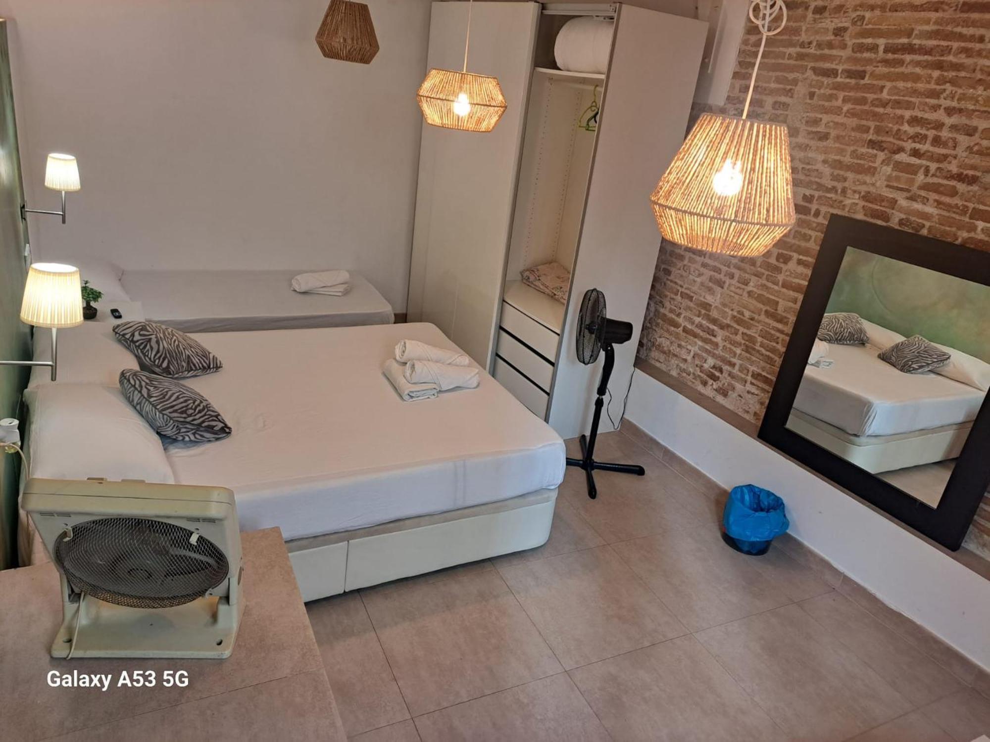 Habitacion Para Grupos Hasta 8 En Plena Rambla De Cataluna บาร์เซโลนา ภายนอก รูปภาพ