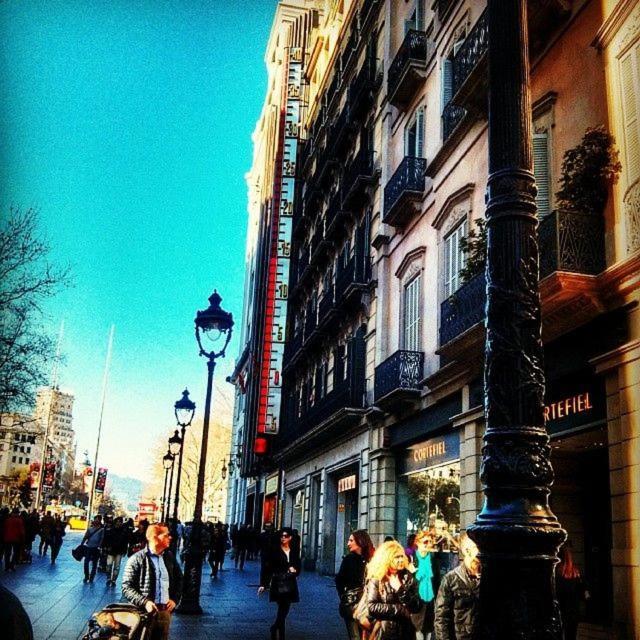 Habitacion Para Grupos Hasta 8 En Plena Rambla De Cataluna บาร์เซโลนา ภายนอก รูปภาพ